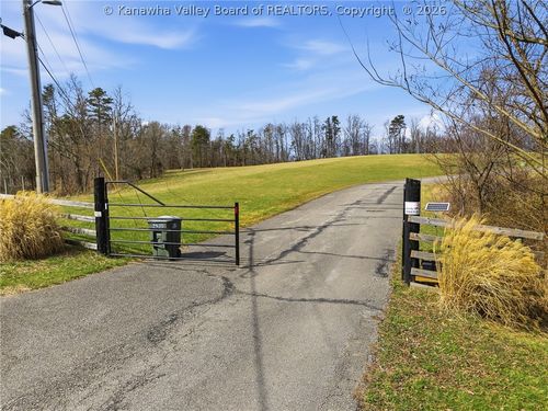 2529 Dry Ridge Rd, Milton, WV, 25541-6923 | Card Image