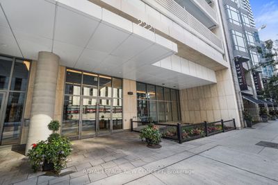 1002 - 2221 Yonge St, Condo with 2 bedrooms, 2 bathrooms and 1 parking in Toronto ON | Image 2