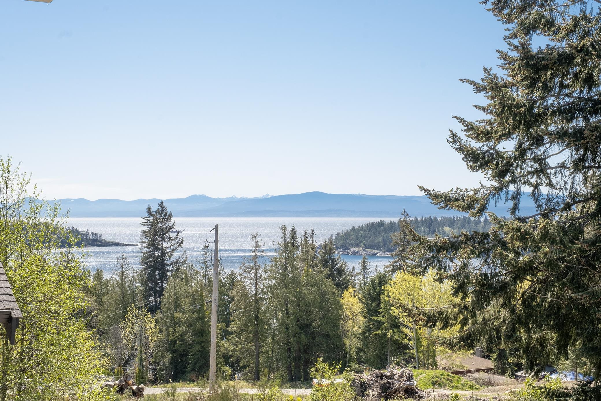 5438 Mccourt Road, House other with 3 bedrooms, 2 bathrooms and 5 parking in Sechelt BC | Image 2