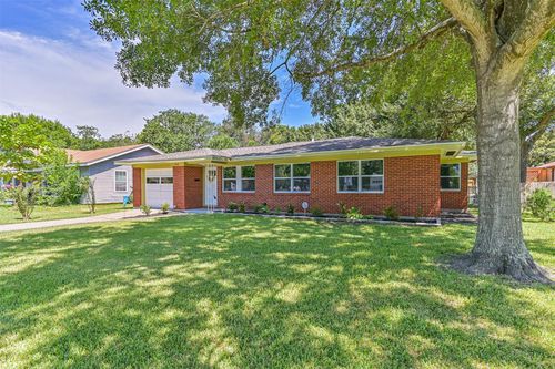 908 19th Ave N, Texas City, TX, 77590-5612 | Card Image