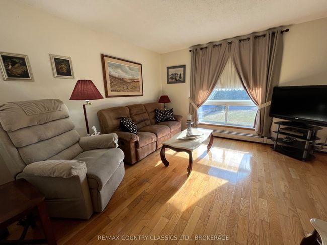 35 Clement St, House other with 4 bedrooms, 2 bathrooms and 7 parking in Addington Highlands ON | Image 6