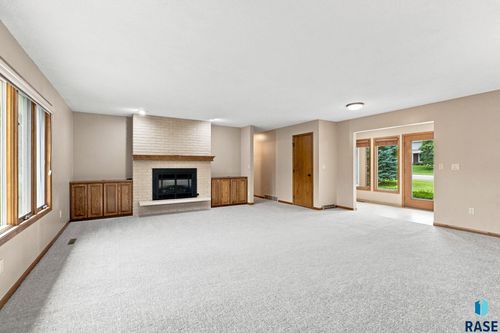 2009 E Elizabeth Dr, Sioux Falls, SD, 57103-4620 | Card Image