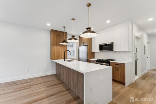 1-84 Hollywood Ave, East Orange, NJ, 07018-4143 | Card Image