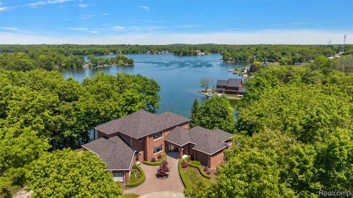 781 Windy Fields Ct, Addison Twp, MI, 48367 | Card Image