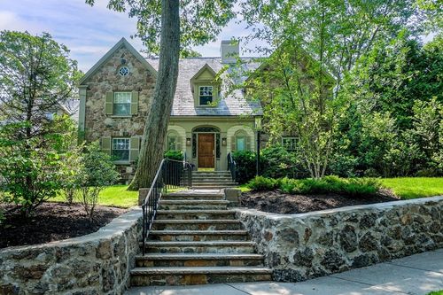 10 Hallwood Rd, Chestnut Hill, MA, 02467-2711 | Card Image
