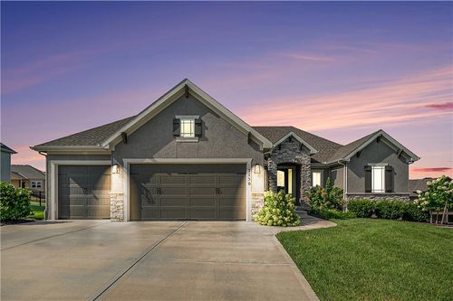 7150 Nw Clore Dr, Parkville, MO, 64152-1161 | Card Image