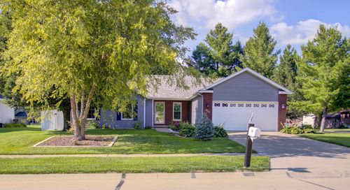 302 Pinehurst Dr, Eldridge, IA, 52748-2104 | Card Image