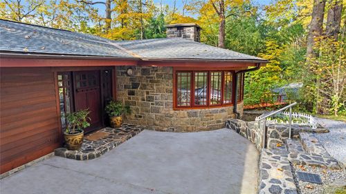 4 Bridge Ln, Croton-On-Hudson, NY, 10520-3537 | Card Image