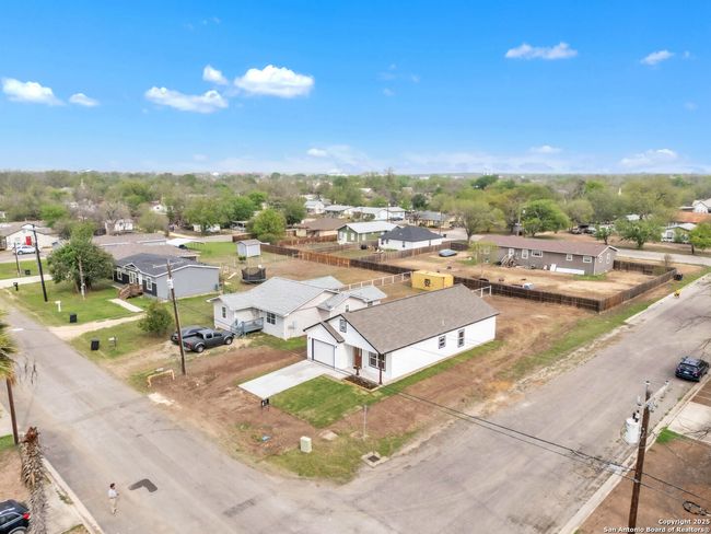 1702 17 Th St, House other with 3 bedrooms, 2 bathrooms and null parking in Hondo TX | Image 33