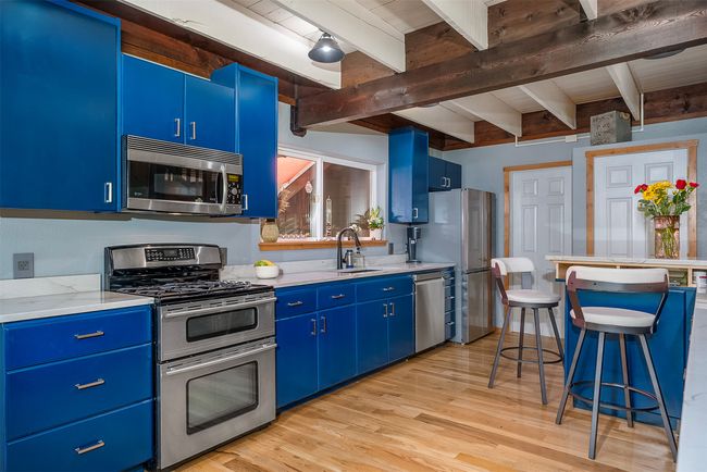 Carrara granite counters, double ovens | Image 15