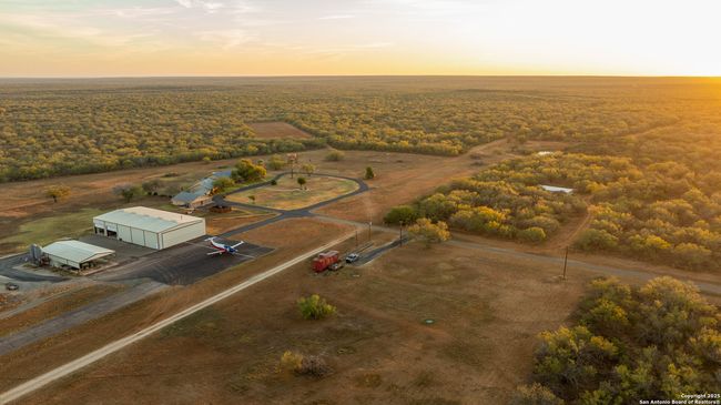 9239 Fm 133, Home with 7 bedrooms, 7 bathrooms and null parking in Cotulla TX | Image 7