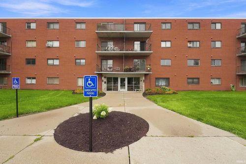 b102-2927 Westbrook Dr, Fort Wayne, IN, 46805-2079 | Card Image