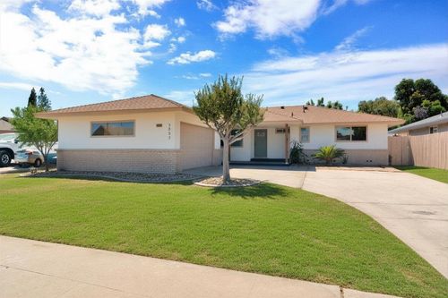 3853 N Millbrook Ave, Fresno, CA, 93726-7416 | Card Image