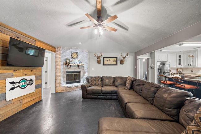 424 Hankamer Loop, House other with 3 bedrooms, 3 bathrooms and 2 parking in Hankamer TX | Image 10