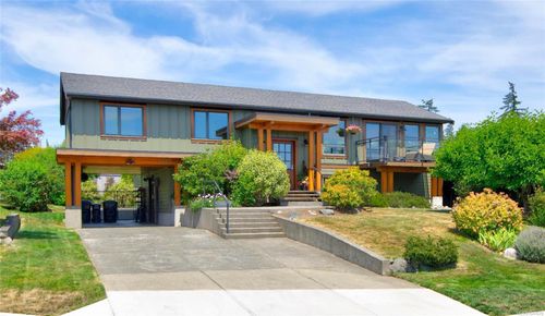 2052 Beaufort Ave, Comox, BC, V9M1V9 | Card Image