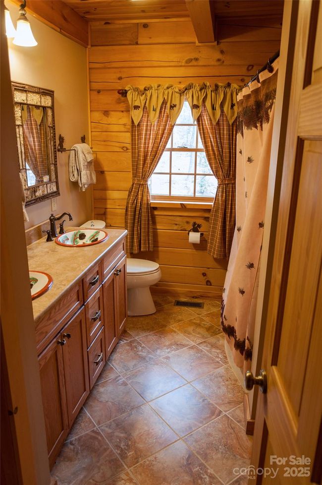 Hall Bathroom | Image 8