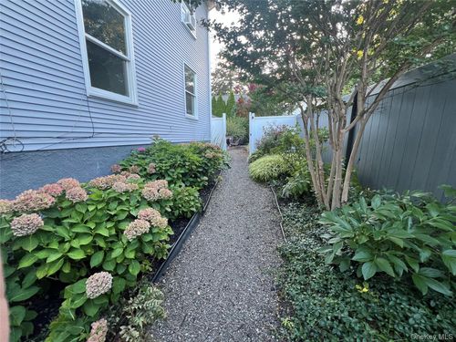 18 Summit St, Nyack, NY, 10960-3006 | Card Image