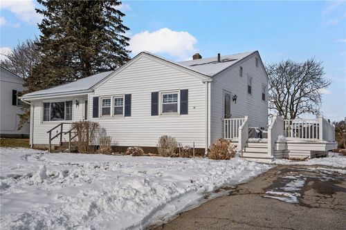 35 Squantum Dr, Middletown, RI, 02842-4500 | Card Image