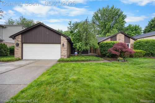 21225 Parklane St, Farmington Hills, MI, 48335-4422 | Card Image