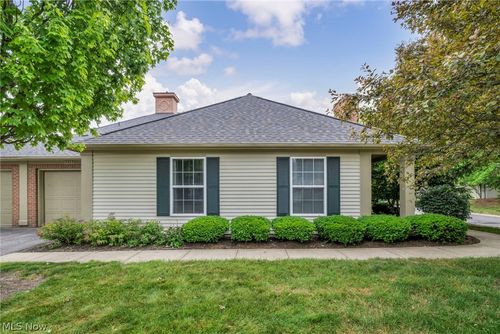 3205 Village Green Dr, Westlake, OH, 44145-4584 | Card Image