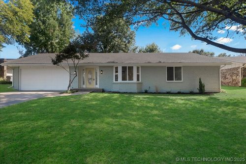 2950 E 77th St, Tulsa, OK, 74136-8723 | Card Image