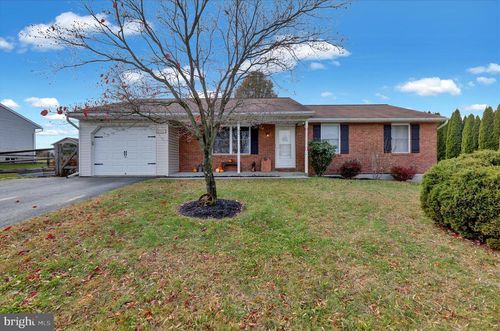 111 Sweetwater Ln, NEWMANSTOWN, PA, 17073-9043 | Card Image