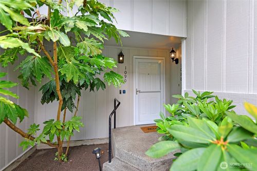 1090 Ihland Pl Ne, Bainbridge Island, WA, 98110-1830 | Card Image
