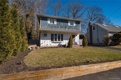 9 Leeds St, S Huntington, NY, 11746-4318 | Card Image