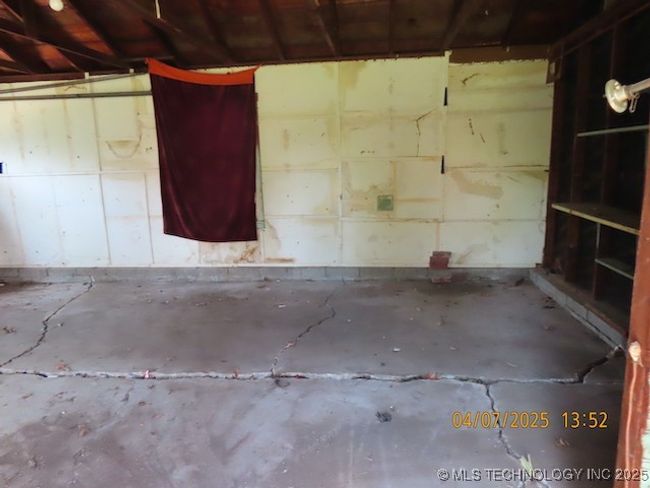 Inside of garage | Image 19