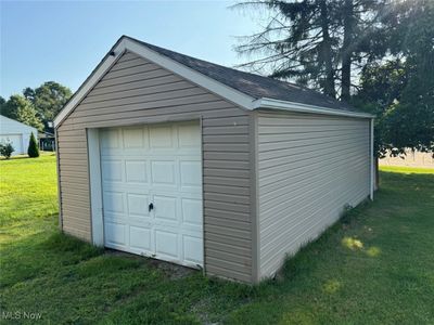 Garage with a yard | Image 3