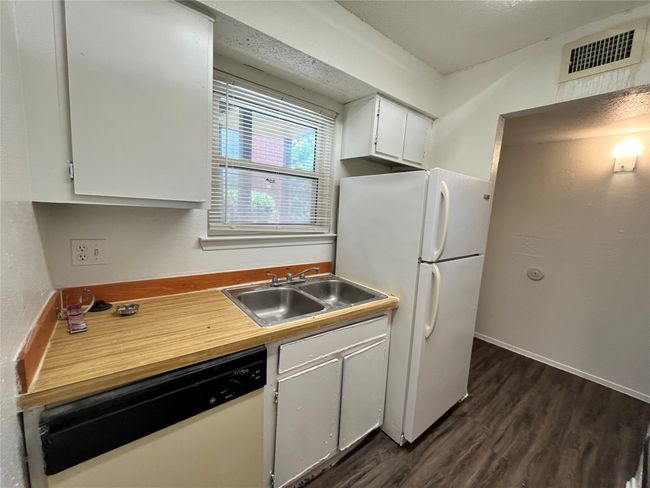 Here is a close up of the other side of the kitchen, . | Image 7