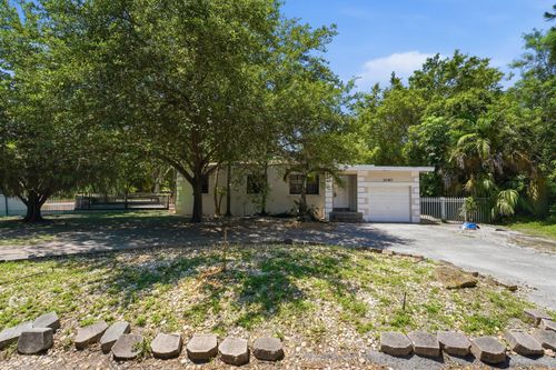 1060 Ne 123rd St, North Miami, FL, 33161-5803 | Card Image