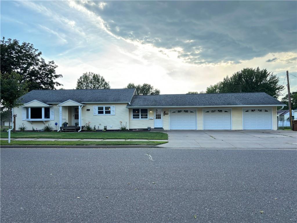 Oak St, Bloomer, WI 54724