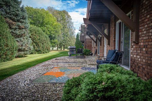 15811175 Legend Ave, Germantown, WI, 53022-4049 | Card Image