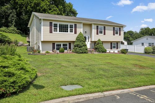 4 Babcock Ct, Stony Point, NY, 10980-2521 | Card Image