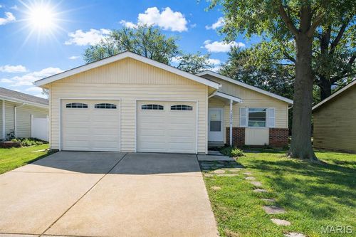 2575 Lindsay Ln, Florissant, MO, 63031-5631 | Card Image