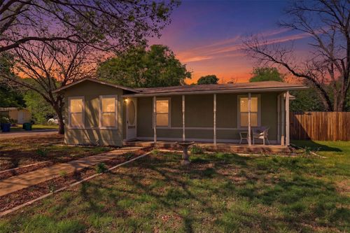 320 W Rucker St, Granbury, TX, 76048-2172 | Card Image