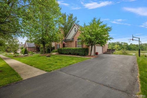 5390 Plantation Dr, Commerce Twp, MI, 48382-5140 | Card Image