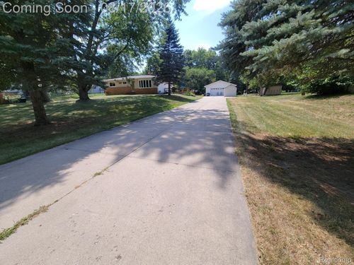 655 Reynolds Dr, Waterford, MI, 48328-2035 | Card Image