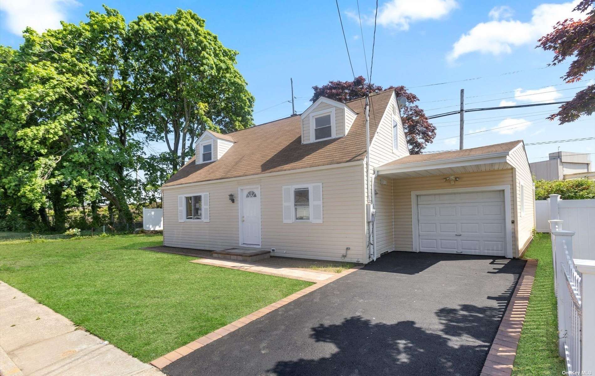 Lawnside Dr, Hicksville, NY 11801