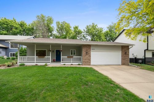 5215 E Belmont St, Sioux Falls, SD, 57110-6952 | Card Image