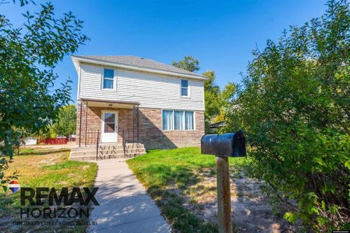 318 4th St, Douglas, WY, 82633-2202 | Card Image