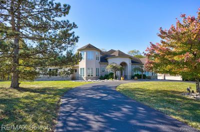 5166 Warwick Woods Trail, Home with 5 bedrooms, 5 bathrooms and null parking in Grand Blanc Twp MI | Image 3