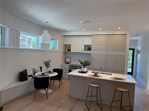 3-1915 Fernwood Rd, Victoria, BC, V8T2Y6 | Card Image