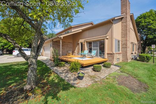 37484 N Laurel Park Dr, Livonia, MI, 48152-3947 | Card Image