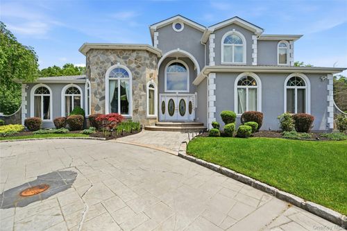 12 Phillips Ln, Lake Grove, NY, 11755-2601 | Card Image