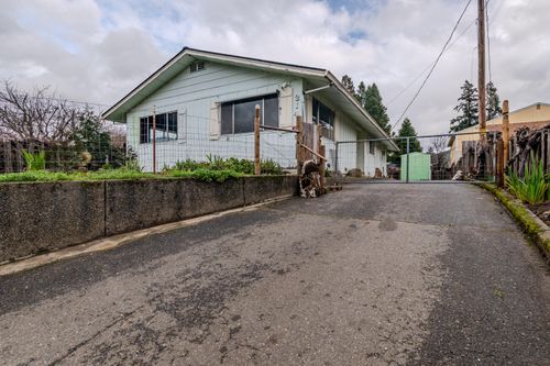 214 Berglund St, Rogue River, OR, 97537-8501 | Card Image