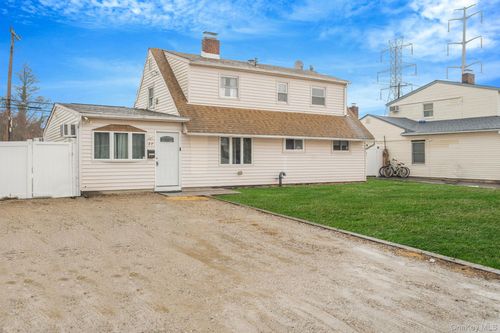 27 Mallard Rd, Levittown, NY, 11756-4201 | Card Image