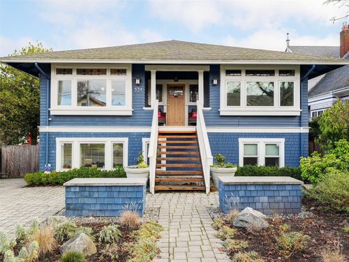 529 Harbinger Ave, Victoria, BC, V8V4H9 | Card Image