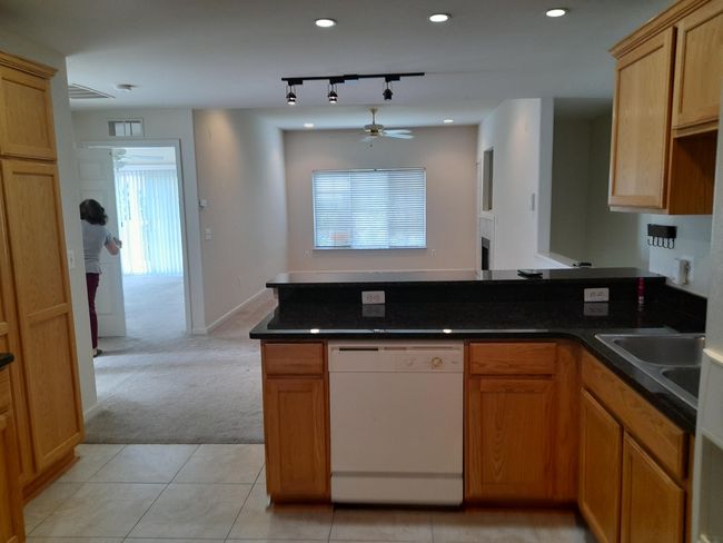 5812 Acorn Ln, Condo with 2 bedrooms, 2 bathrooms and null parking in Sterling Heights MI | Image 7
